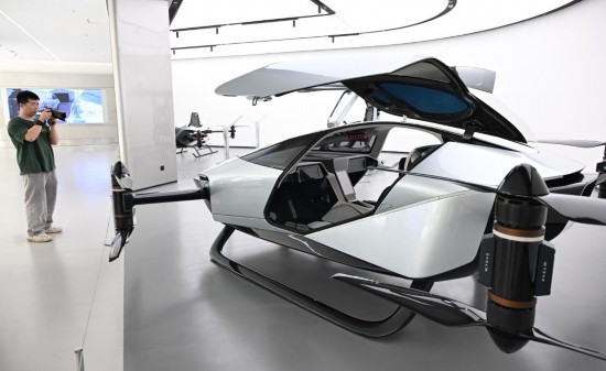 这是3月24日在广州天河区的小鹏科技园拍摄的飞行汽车。新华社记者 邓华 摄